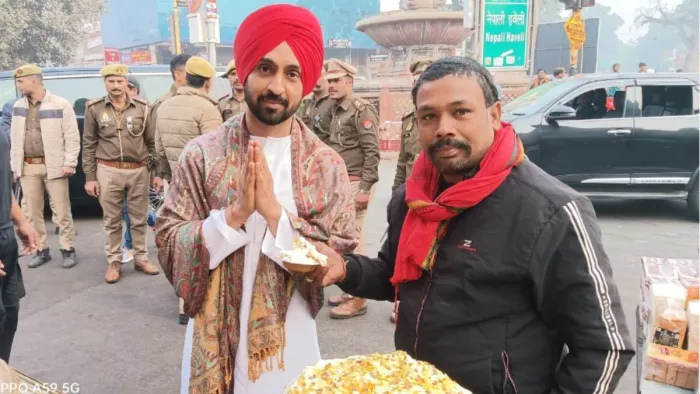 चौक में अनुराग की दुकान पर मकान मलाई खाने पहुंचे गायक दिलजीत दोसांझ।