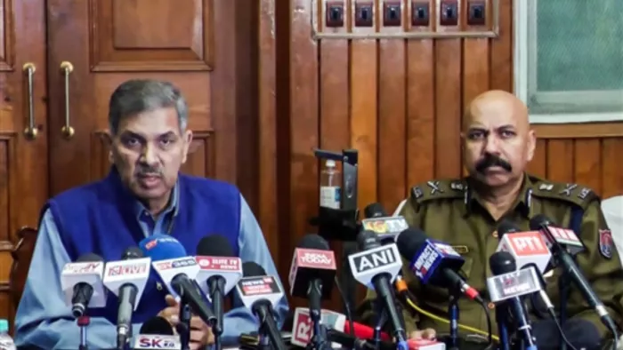 मणिपुर सरकार के सुरक्षा सलाहकार कुलदीप सिंह शुक्रवार को मीडिया से बात करते हुए। (Photo- ANI)