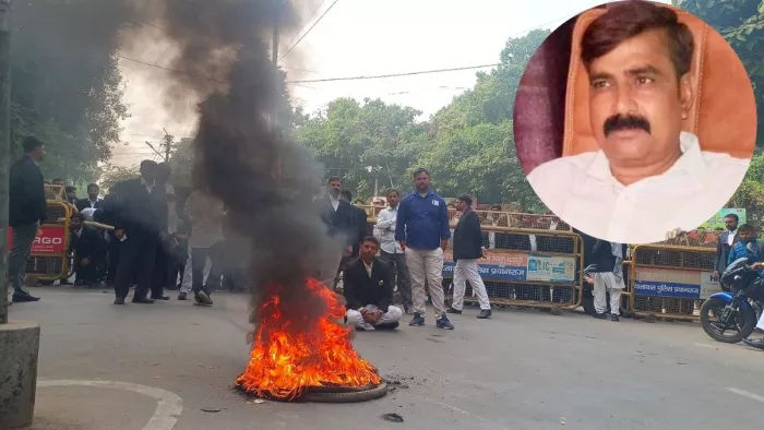 अधिवक्ता अखिलेश शुक्ला की मौत के बाद चक्का जाम करते वकील। जागरण