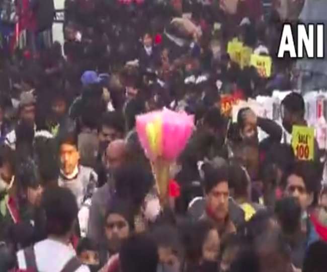 दिल्ली की सरोजनी नगर मार्केट में खरीददारी की उमड़ी भीड़, कोविड नियमों की उड़ रही धज्जियां