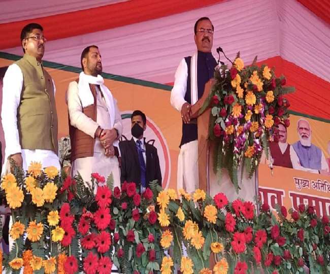 UP Assembly Election 2022 शहर के जीआइसी मैदान में जनसभा को संबोधित करते प्रदेश के उप मुख्यमंत्री केशव प्रसाद मौर्य।