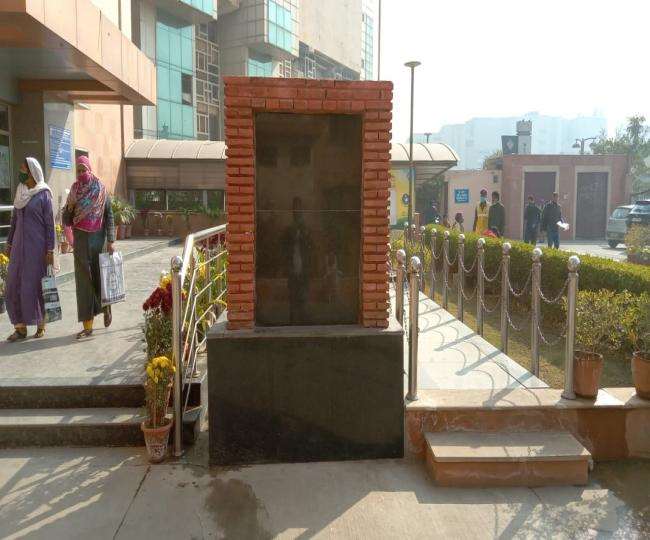 अब तक इमारत के उद्घाटन का काम अधर में लटका हुआ है।