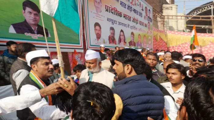 Mathura News: मथुरा में आपस में भिड़ते कांग्रेसी नेता।