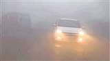 Weather in Gorakhpur Today: घने कोहरे के बीच सड़क पर लाइट जलाकर चलते वाहन। -जागरण