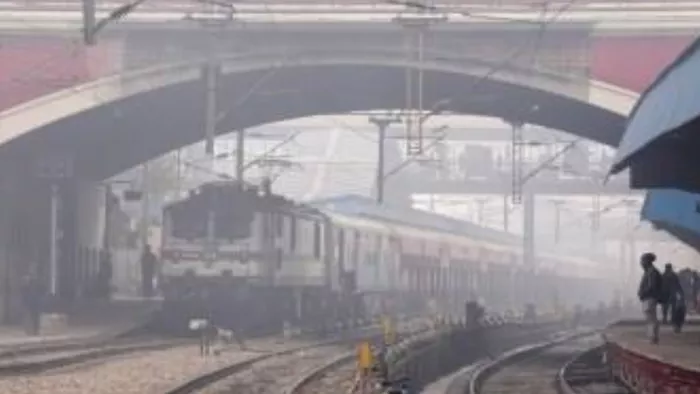 पांच-छह घंटे से देरी से चल रही कई ट्रेनें। फाइल फोटो