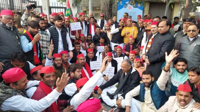 MP Suspension: अलीगढ़ में एक हो गए ‘आम आदमी’ और ‘समाजवादी’