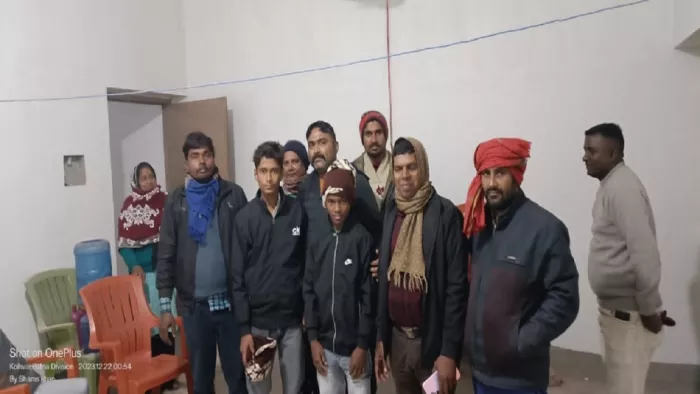 नेपाल के दोनो किशोर को लेने कोईलवर स्वजनो पहुंचे स्वजन।