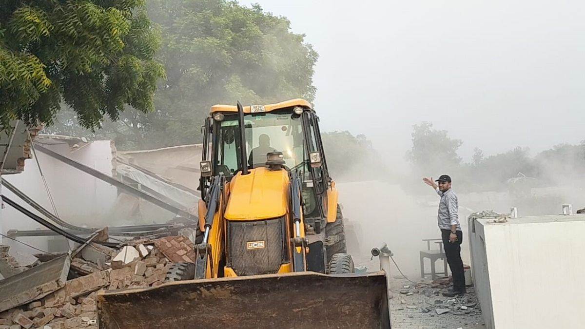 गाजियाबाद में चार हेक्टेयर जमीन पर बनी अवैध झुग्गियों पर चला बुलडोजर,  दोबारा कब्जा करने पर होगा कार्रवाई - Green belt land was made encroachment  free by demolishing ...