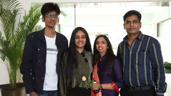 IIT दिल्ली में बीटेक कर रहे लक्ष गुप्ता कैट में बने टॉपर (बाएं से पहले)