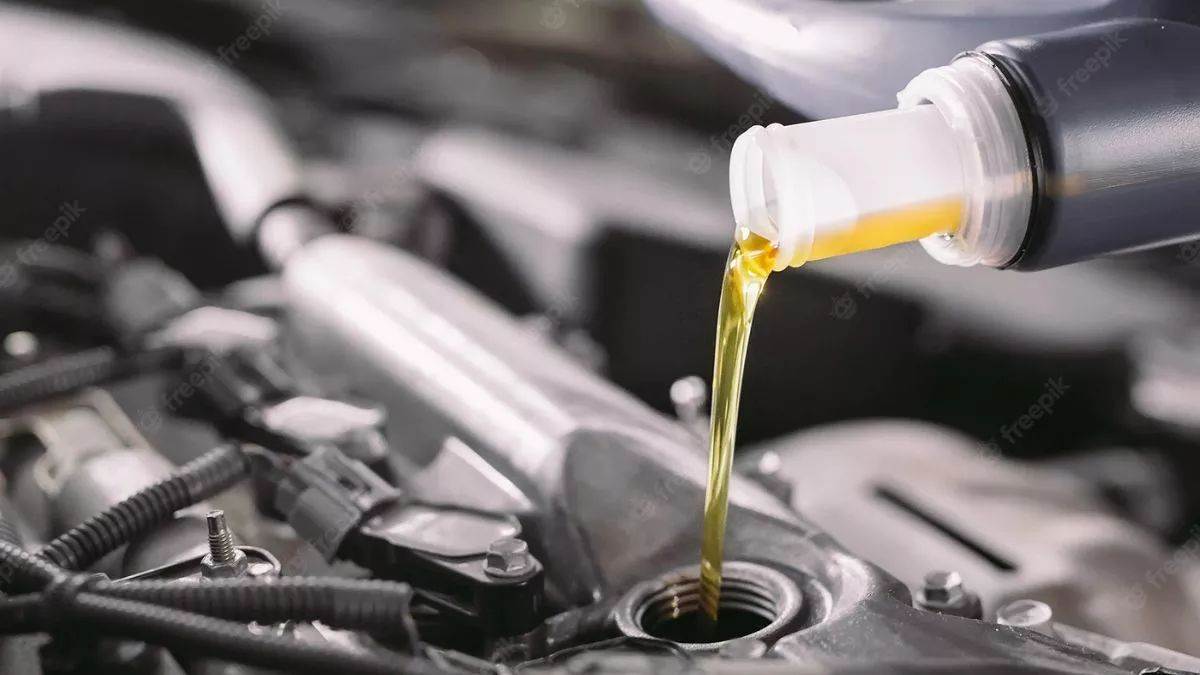 https://www.jagranimages.com/images/newimg/22122023/22_12_2023-engine_oil__23610936.jpg