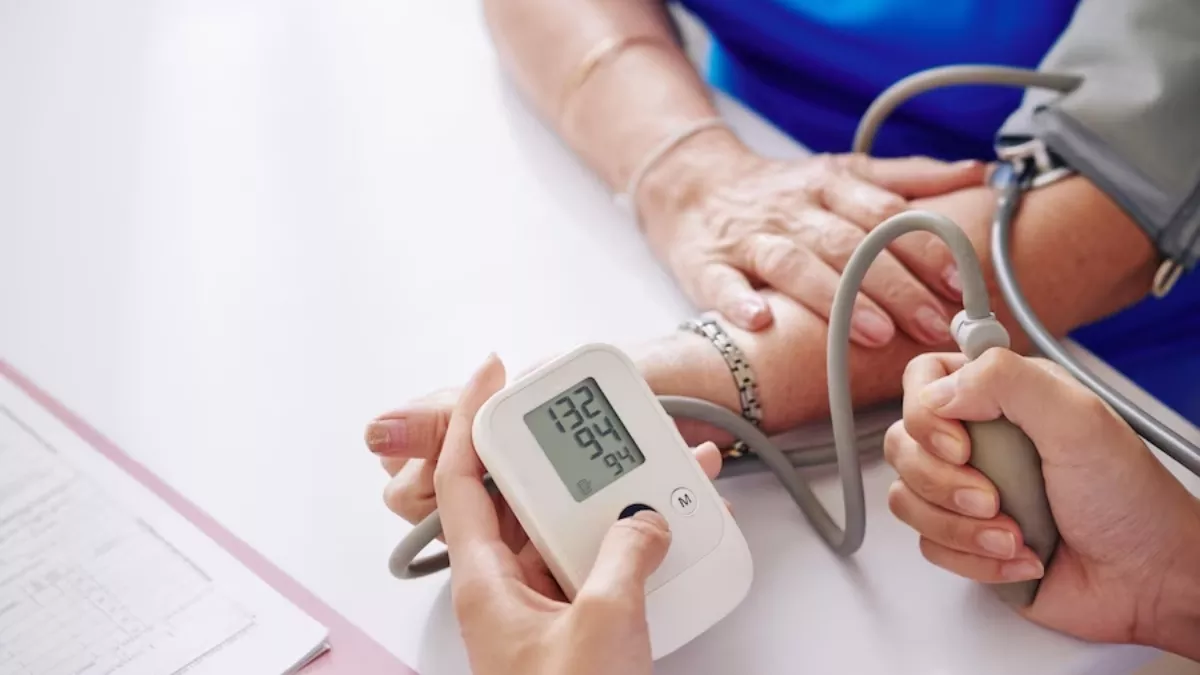 Hypertension: सर्दियों में क्यों बढ़ता ब्लड प्रेशर, जानें इसके कारण और बचाव के तरीके