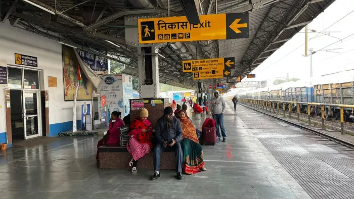 चक्रधरपुर स्टेशन में ट्रेनों के आने के इंतज़ार में बैठे यात्री