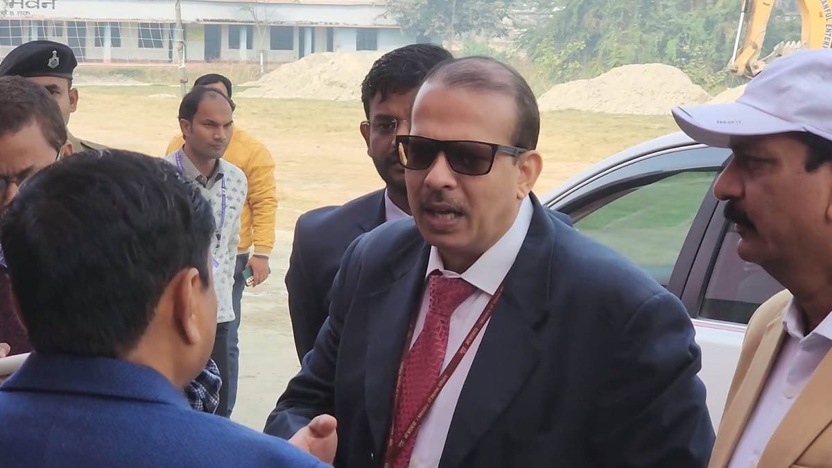 तो बच्‍चों, कैसी चल रही है पढ़ाई? स्‍कूलों का औचक निरीक्षण करने अचानक बेतिया  आ पहुंचे केके पाठक, शिक्षकों से कहा... - KK Pathak reached Bettiah surprise  inspection ...