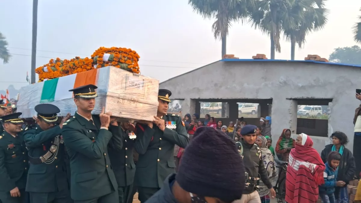 Bihar News: सैन्य सम्मान के साथ हुआ मेजर मनोज कुमार का अंतिम संस्कार, सैकड़ों की संख्या में मौजूद रहे लोग
