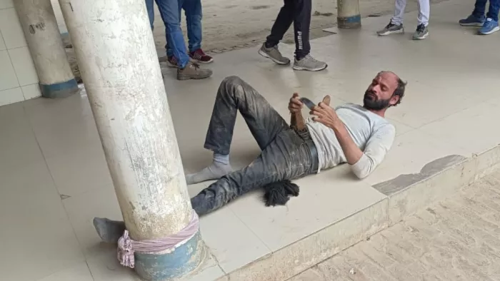 चिल्ड्रन अस्पताल में हंगामा कर रहा था बच्ची का पिता, लोगों ने खंभे से बांधा।
