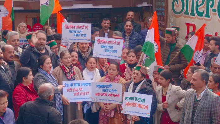 सांसदों के निलंबन पर भड़की कांग्रेस, शिमला में जमकर किया प्रदर्शन