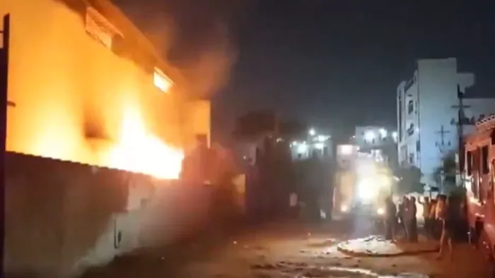 तेलंगाना के राजेंद्र नगर में एक फैक्ट्री में भीषण आग लग गई।(फोटो सोर्स: एएनआई)