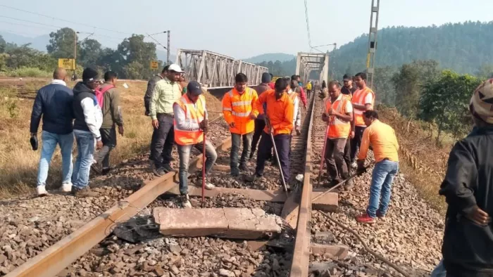 रेलकर्मी थर्ड रेल लाइन की पटरियो की मरम्मती का कार्य करते हुए