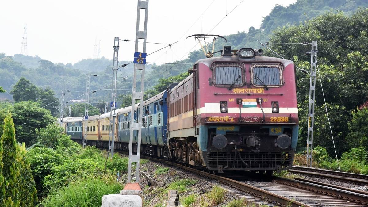 https://www.jagranimages.com/images/newimg/22122023/22_12_2023-train_23611126_16915289.jpg