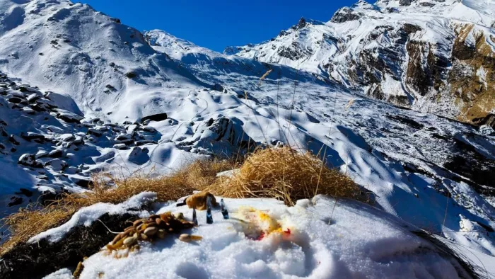 कड़ाके की ठंड से जमने लगा उत्तराखंड, बर्फबारी से सफेद हुआ औली