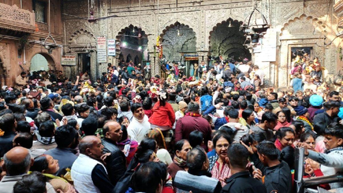 huge crowd of devotess reached in banke bihari mandir before new year and christmas2025