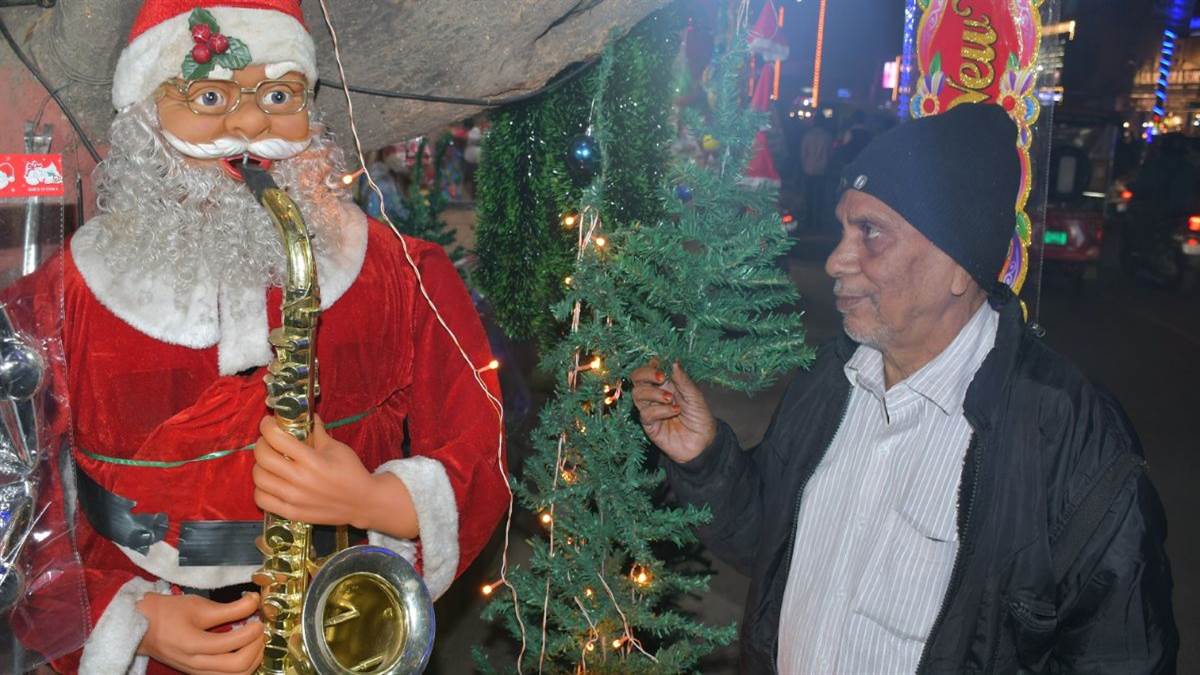 https://www.jagranimages.com/images/newimg/22122024/22_12_2024-crishmas_23853519.jpg