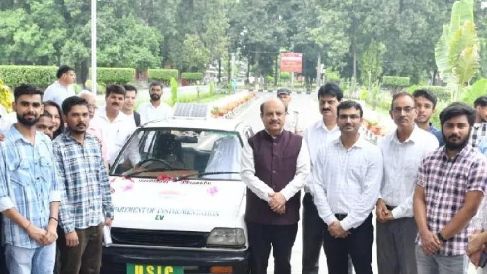 इंस्ट्रूमेंटेशन विभाग के विद्यार्थियों की ओर से तैयार ईवी कार के साथ कुलपति प्रो. सोमनाथ सचदेवा। (फोटो- जागरण)