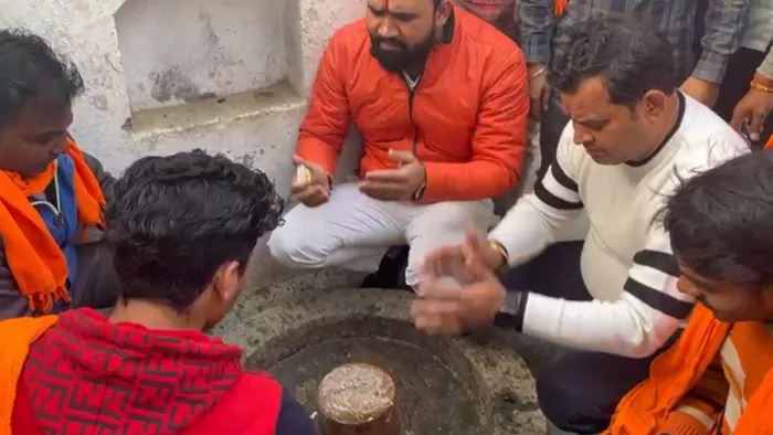 हिंदू युवा वाहिनी के पदाधिकारियों ने शिवलिंग पर किया जलाभिषेक।