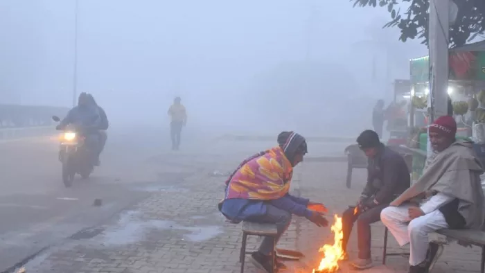 हिसार के मधुबन पार्क के सामने घने कोहरे के कारण बढ़ी ठंड में अलाव सेकते लोग। (फोटो- जागरण)