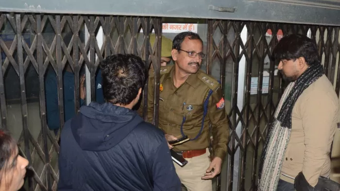 लखनऊ में बैंक की 2 दिवारों में बदमाशों ने लगाई सेंध
