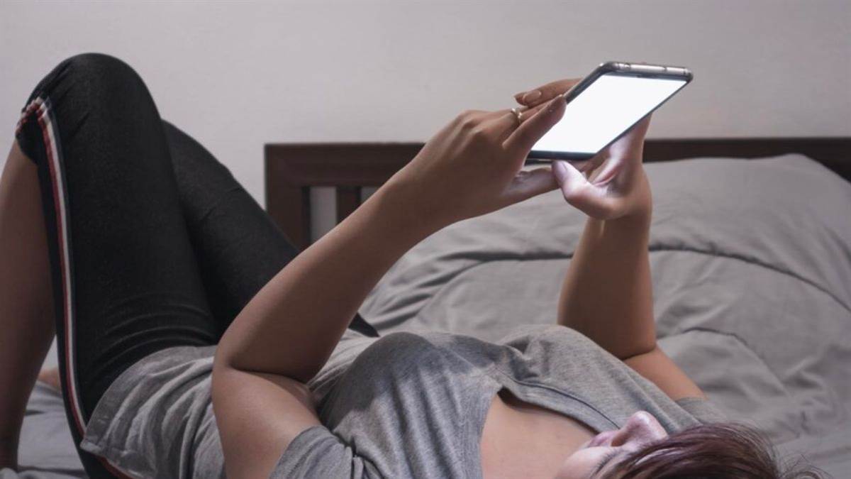 mobile phone on chest make heart disease cell phone on chest health issues mobile phone use