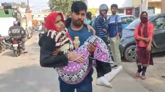 पेंशन के लिए दादी को एसडीएम सदर कार्यालय लेकर पहुंचा पौत्र अनिल यादव, सौजन्य इंटरनेट मीडिया