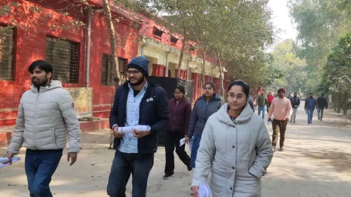 राजकीय इंटर कॉलेज मेरठ केंद्र से पीसीएस प्रारंभिक परीक्षा देकर निकलते अभ्यर्थी।
