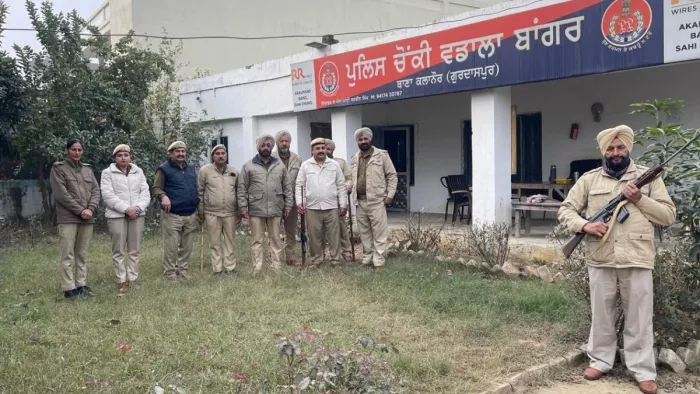 थाने में करीब एक दर्जन पुलिस मुलाजिम तैनात कर दिए गए हैं।