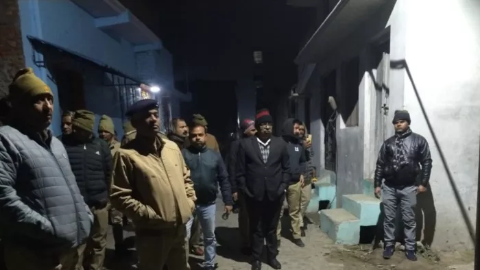 मोहल्ला मोरी गेट पर छापेमारी करती बिजली विभाग की टीम। सौजन्य विद्युत विभाग