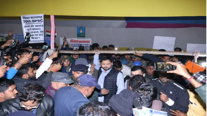 प्रदर्शन कर रहे छात्रों से मिले तेजस्वी यादव