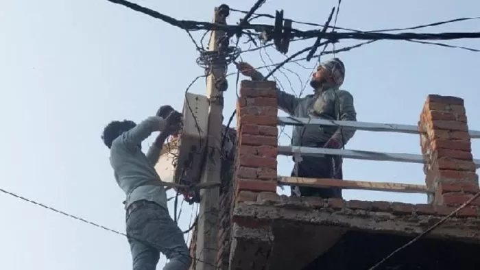 बिजली कनेक्शन काटते संविदा कर्मी (फोटो - जागरण)