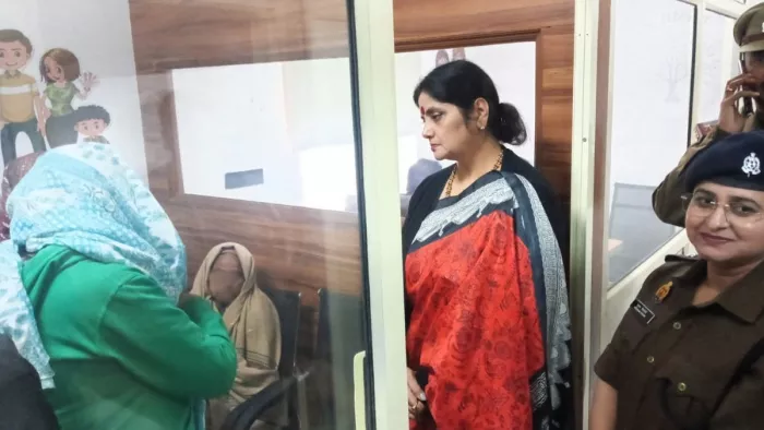 काउंसलर्स से जानकारी नेती राज्य महिला आयोग की अध्यक्ष बबीता चैाहान और अपर पुलिस उपायुक्त पूनम सिरोही। जागरण