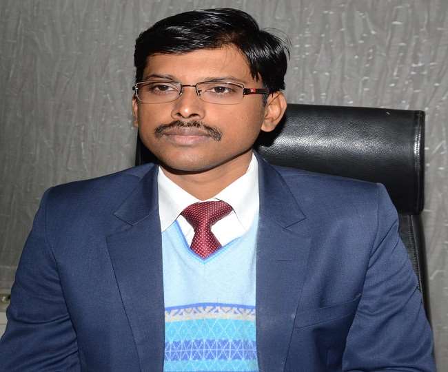 Darbhanga डीएम होने के बाद भी नहीं भूले डॉक्टर का धर्म, कोरोना संक्रमण के बीच की लोगों की मदद