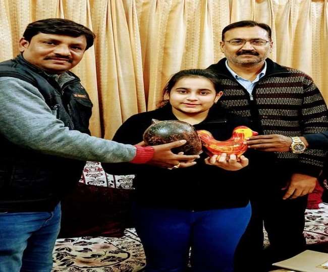 Shri Ram Mandir in Ayodhya : कक्षा सात की छात्रा सुनहरी ने मंदिर निर्माण के लिए अर्पित किए तीन गुल्लक