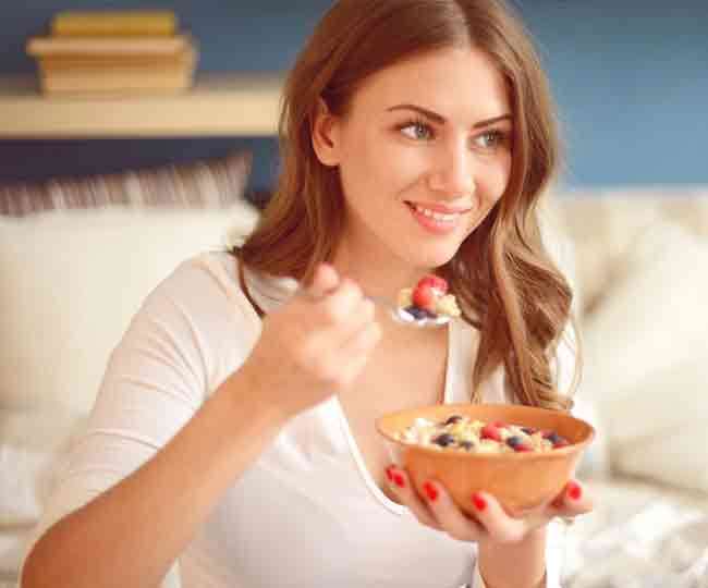 Vastu Tips: इन दिशाओं में बैठकर भोजन करने से होता है लाभ, जानें - Vastu Tips  Eating in these directions benefits know about these directions