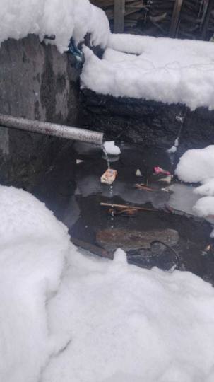 मलाणा में पेयजल पाइपलाइन जमी, बर्फ पिघलाने के लिए मजबूर लोग