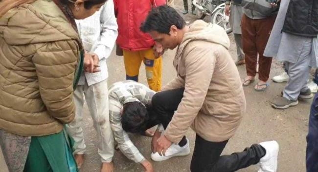 सोनू सूद के अहसान का कर्ज चुकाने पंजाब सिंह दंडवत पहुंचे 'एसएस' निवास
