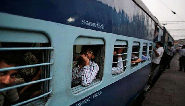 पूर्वोत्तर रेलवे ट्रैक पर सेल्फी लेते समय दो युवक पैसेंजर ट्रेन की चपेट में आ गए।
