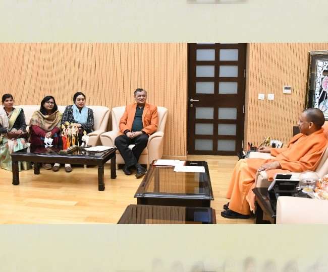 राज्य कर्मचारी संयुक्त परिषद के चार सदस्यीय प्रतिनिधिमंडल ने मुख्यमंत्री योगी आदित्यवाथ से उनके सरकारी आवास पर मुलाकात की।