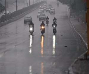 दिल्ली में रुक रुककर हो रही बारिश में चलते वाहन चालक।ध्रुव कुमार