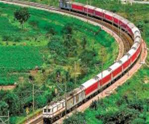 झारखंड में रेल सेवाओं में सुधार होने से क्षेत्र का स्वर्णिम विकास होगा।