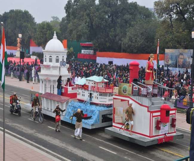 राजपथ पर गणतंत्र दिवस परेड की फुल ड्रेस रिहर्सल के दौरान डाक विभाग की झांकी
