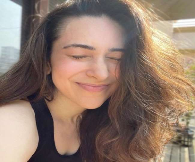 करिश्मा कपूर ने शेयर की संडे सेल्फी, मुस्कुराते हुए यूं दिया पोज