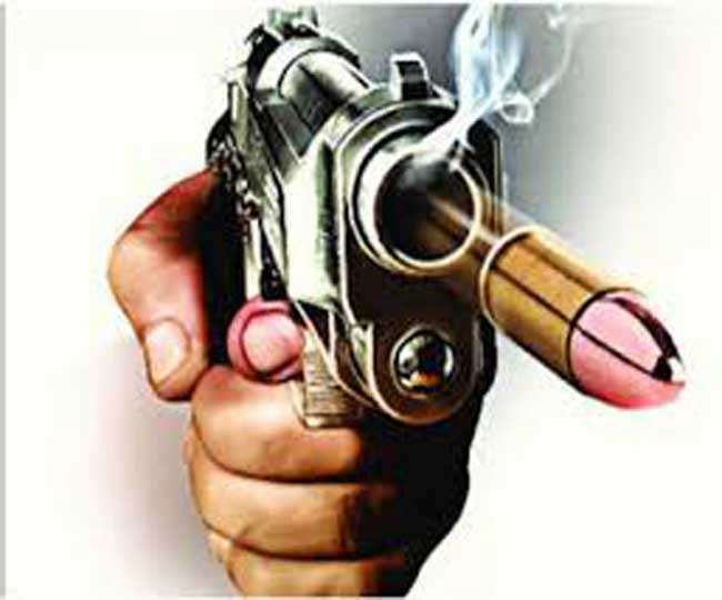 गोरखपुर में एक फौजी ने अपनी बैटी से दुष्‍कर्म करने वाले आरोप‍ित की गोली मारकर हत्‍या कर दी।